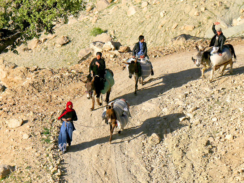 اهالی روستا در جاده خاکی