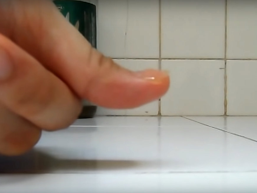 تصویر ۵- عسل تقلبی که روی انگشت شست پخش می‌شود 